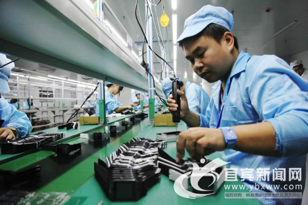 宜宾明德通讯技术有限公司厂房内，工人正在生产智能穿戴产品。 （宜宾新闻网 李清凌 摄）