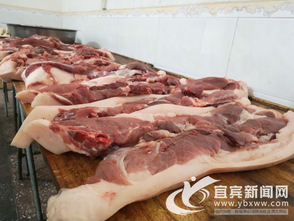 肉馅都是选用新鲜上好的猪肉。（宜宾新闻网 曾江 摄）