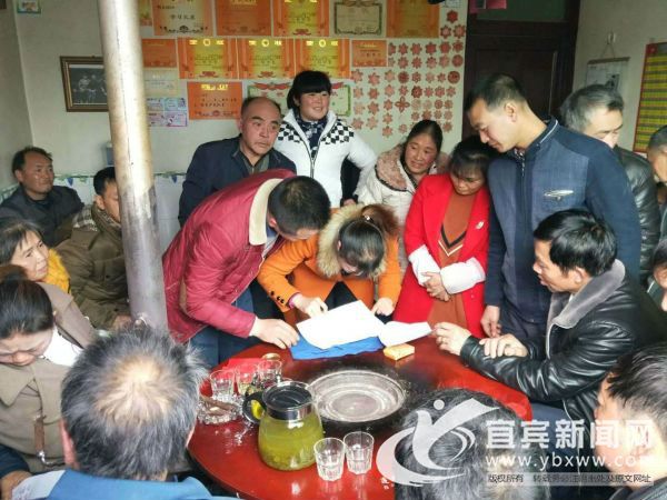 仙峰村到各小组签订减少大操大办的村规民约。（游金飞   摄）