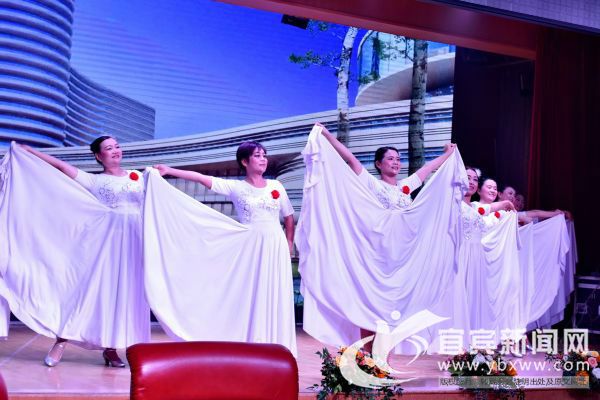 《画出理想的翅膀》——中国医师之歌开场舞 （宜宾新闻网 龙亿江 摄）