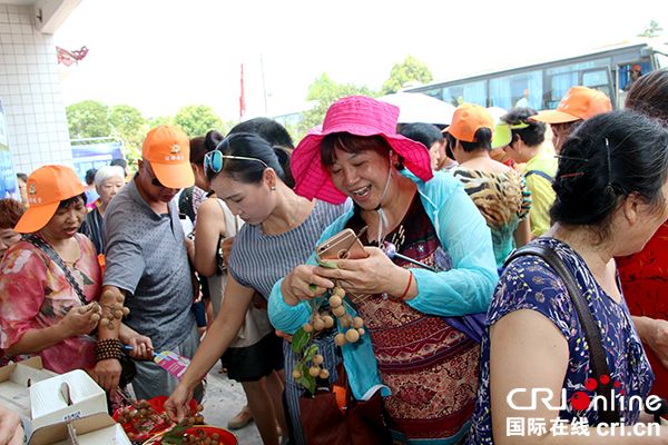 图片默认标题_fororder_游客在品尝大雁岭旅游商品--（摄影-高学兵）