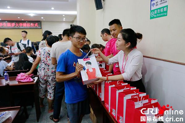 图片默认标题_fororder_学生办理手续后领到手机