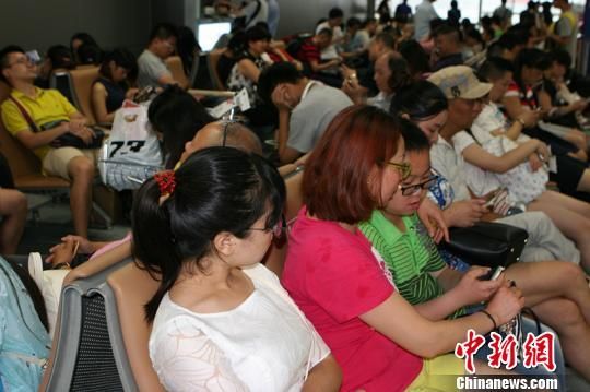 大量旅客因暴雨滞留成都机场。　吕俊明 摄