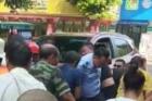 宜宾三岁男童被卷入车底 城管和群众抬车救人