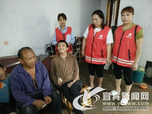 珙县互助公益协会志愿者走访一户农村贫困残疾人家庭。（珙县互助公益协会供图）
