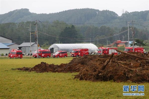 9月7日，在日本北海道厚真町，救援车辆进入灾区。马曹冉 摄