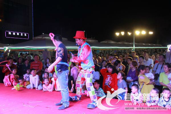 小丑表演与市民互动游戏。