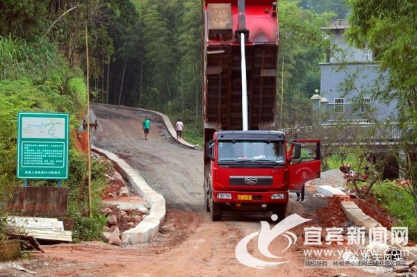 红岩山景区相关道路正在提档升级。（邓敏 供图）