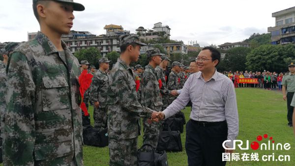 图片默认标题_fororder_翠屏区委书记曾从钦（右）与新兵亲切交谈--（摄影-卫智健）