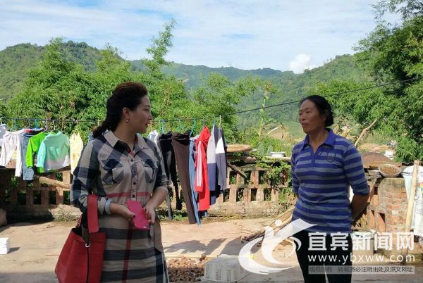 杨琴（左）与村民交谈，了解他们的生产生活情况。（宜宾新闻网 喻熹 摄）