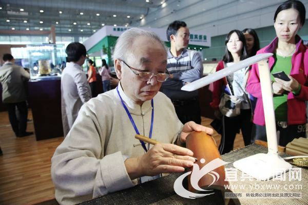 5、国家竹簧工艺大师何华一设计的一组竹雕作品获得特等奖。