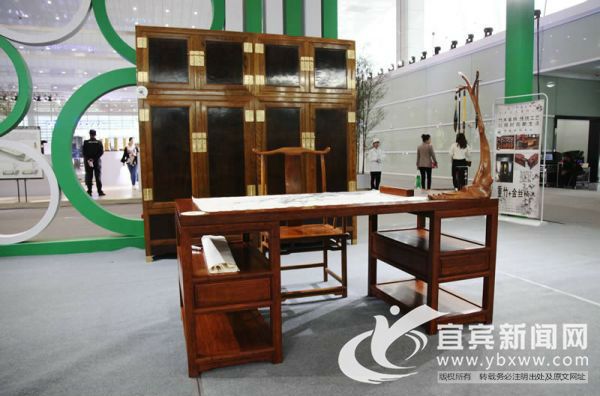 12、楠竹和楠木制成的家具。