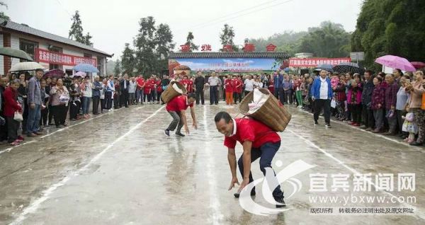 农民运动会，人们开心参赛。（杨铁 摄）