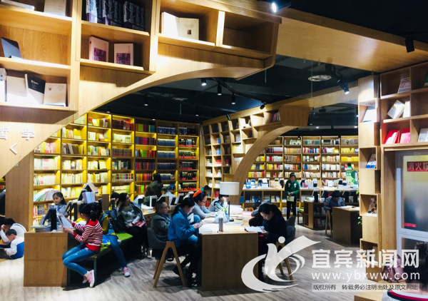 新型书店营造舒适阅读空间。（宜宾新闻网 潘一豪摄）