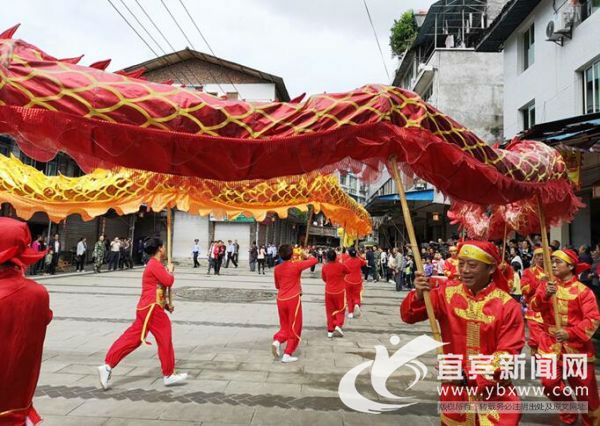 李庄极具特色的古街巡游。（资料图）