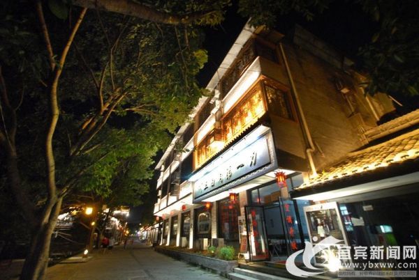 夜幕下的李庄白肉店。（资料图）