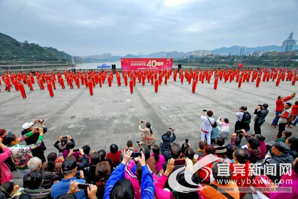 市级机关老年健身协会纪念改革开放40周年暨宜宾建城2200周年文体展演现场。（宜宾新闻网 陈忆 摄）