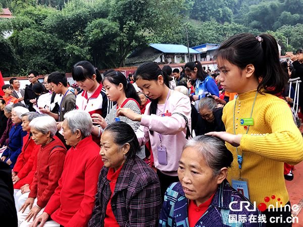 图片默认标题_fororder_喜捷镇玉龙中学学生为老年人梳头--（摄影-何芳）