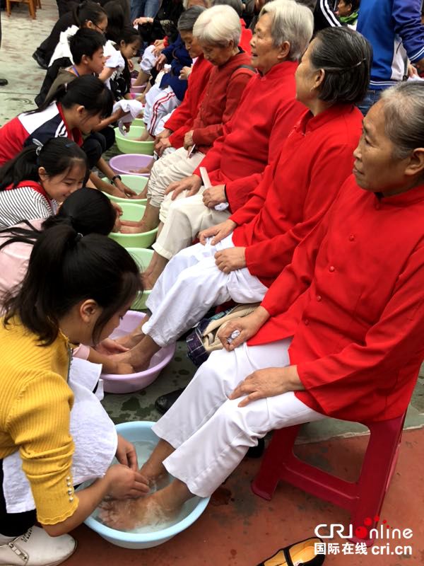 图片默认标题_fororder_喜捷镇玉龙中学学生为老年人洗脚--（摄影--何芳)