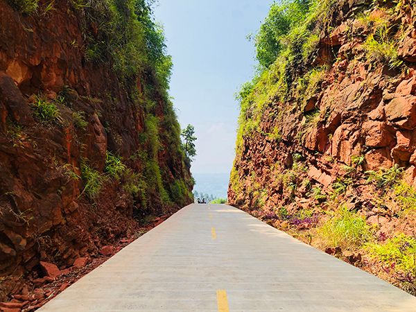 图片默认标题_fororder_开山劈出的道路“人造一线天”