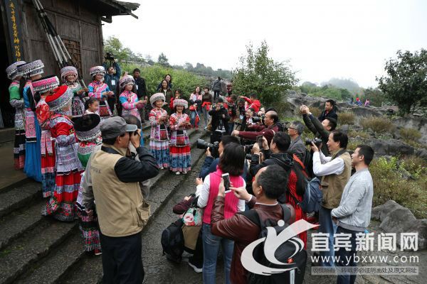 热情好客的苗家儿女敬拦路酒。（兴文县委宣传部 供图）