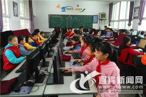 实验小学学生在学习电脑操作。