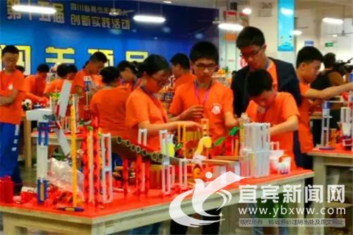 培风中学学生参加四川省“六足机器人”比赛。