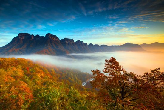 图为金秋时节五彩斑斓的光雾山。巴中文旅供