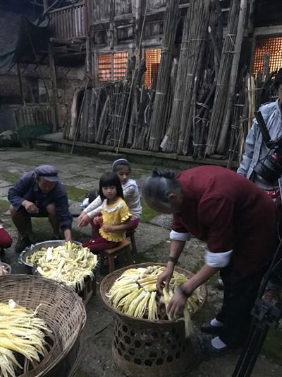 《风味人间》团队在洪雅瓦屋山拍摄 尹成静供图