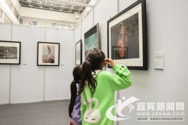 孩子们也被多元化的摄影风格所吸引。