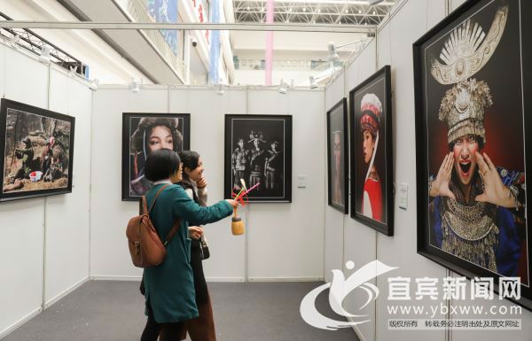 这些摄影作品用不同视角展现了各少数民族地区城市建设、美丽乡村、经济发展、民俗风情等多彩画卷。