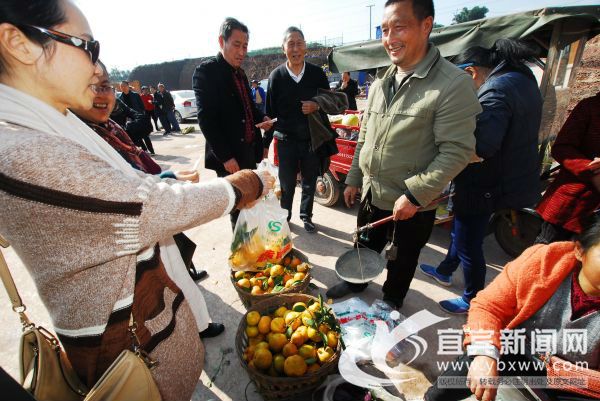 大家慷慨解囊，踊跃购买农产品。（宜宾新闻网 陈忆 摄）