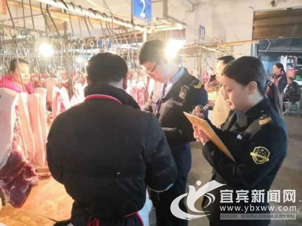 执法人员进入市场检查肉制品。杨万洪摄