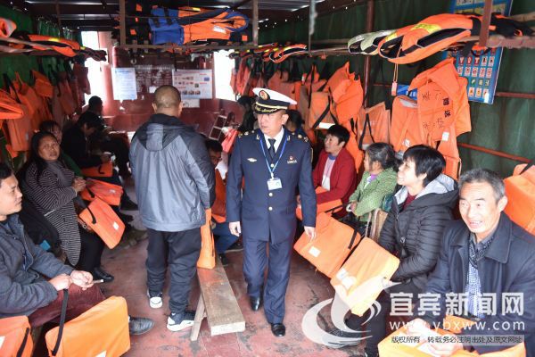 执法人员检查渡船运行情况。（杨晓川 摄）