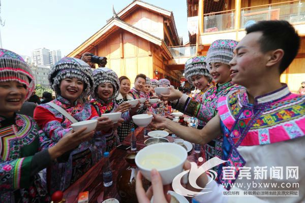 苗族长桌宴 梁俊摄