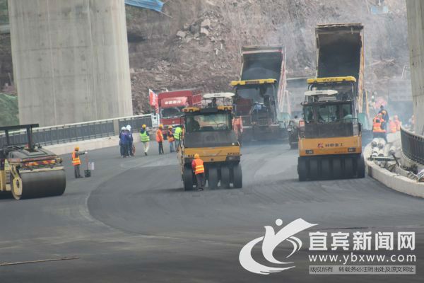 11月9日公路桥面完成了沥青铺设。（宜宾新闻网 曾江 摄）