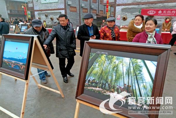 摄影展吸引众多市民参观。（宜宾新闻网 陈忆 摄）