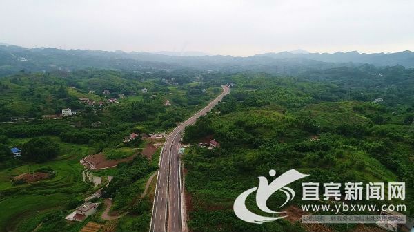 鸟瞰宜宾至庆符一级公路。（高县交通运输局供图）