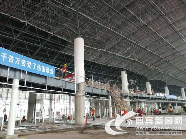 航站楼内部已经进入精装修收边收口阶段（摄影 赵晨希）