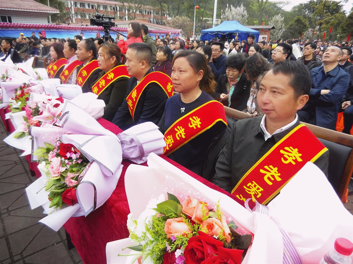 敬孝老爱亲模范代表和敬业奉献模范代表。（宜宾新闻网 赵雪松 摄）_副本