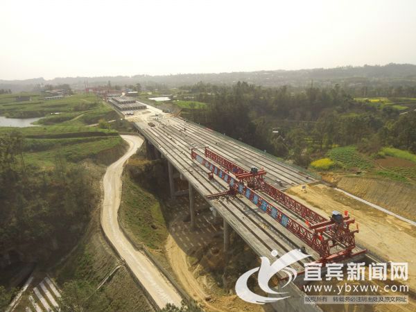 成宜高速全线首座桥梁T梁架设完成。（贾波 摄）