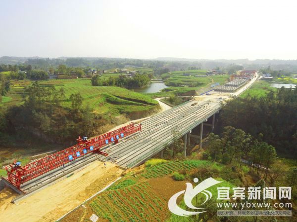 成宜高速ZCB2-3项目民权村大桥77片T梁中的最后一片完成架设.(邱絮   摄）