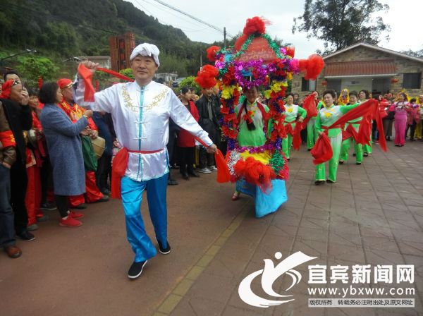 坐花船表演。（宜宾新闻网赵雪松 摄）