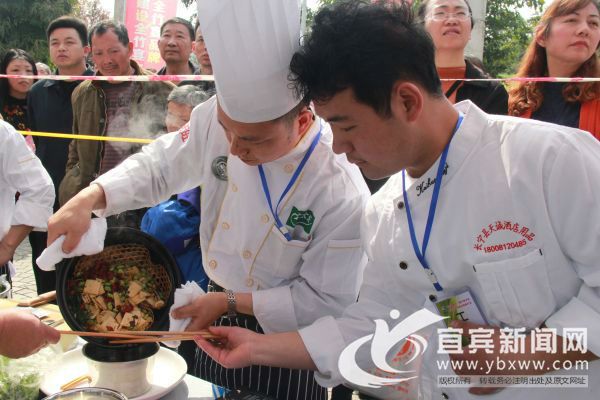 来自长宁各饭店的厨师们大展身手。（宜宾新闻网 方勇 摄）